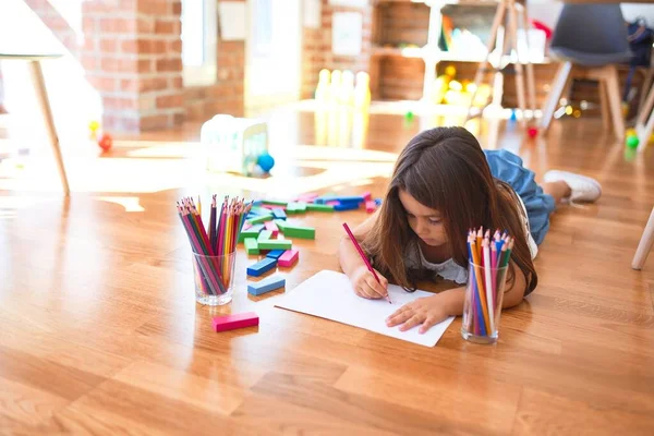 Adorabile Bambino Sdraiato Sul Pavimento Disegno Con Carta Matite All — Foto Stock