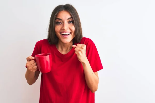 Jovem Bela Mulher Bebendo Xícara Vermelha Café Sobre Fundo Branco — Fotografia de Stock