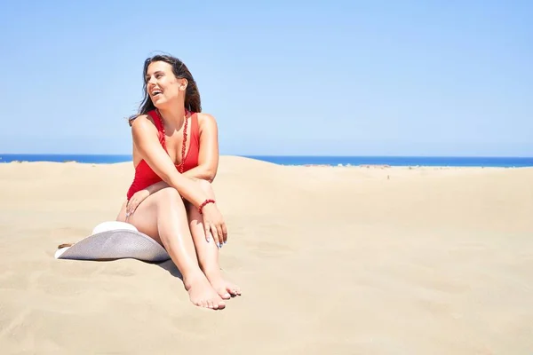 Jonge Mooie Vrouw Zonnebaden Het Zand Dragen Zomer Zwendelpak Bij — Stockfoto