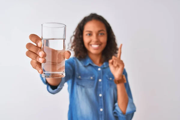 Junge Brasilianerin Mit Einem Glas Wasser Vor Isoliertem Weißem Hintergrund — Stockfoto