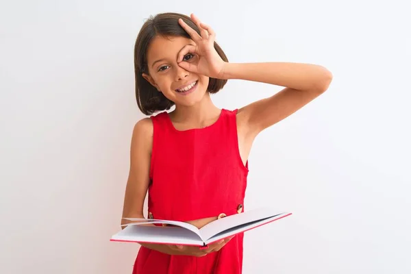 Mooi Student Kind Meisje Het Lezen Van Rood Boek Staan — Stockfoto