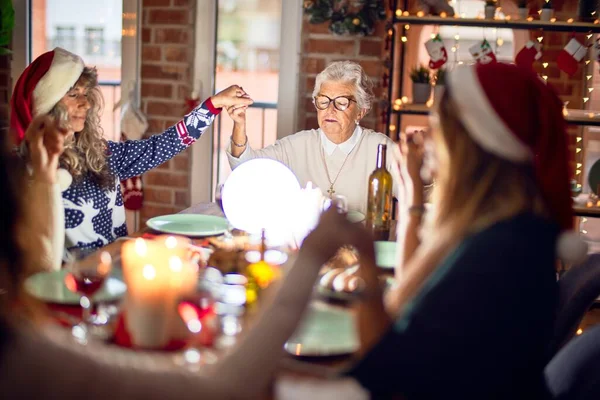 Mooie Groep Vrouwen Die Blij Zelfverzekerd Glimlachen Handen Nemen Samen — Stockfoto