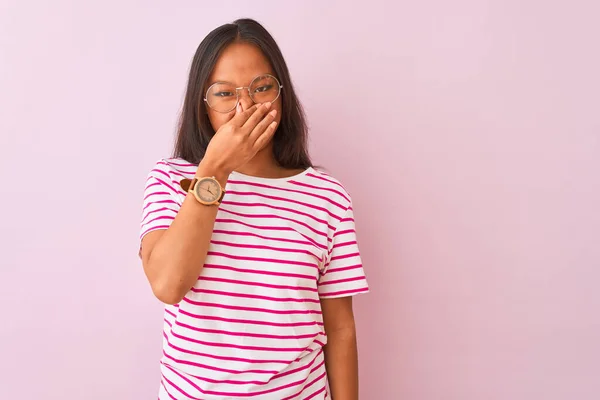 Jonge Chinese Vrouw Draagt Gestreept Shirt Bril Geïsoleerde Roze Achtergrond — Stockfoto