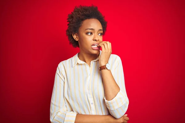 Молодая Красивая Африканская Американка Афроволосами Изолированном Красном Фоне Выглядящая Напряженной — стоковое фото