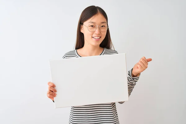 Jonge Chinese Vrouw Dragen Glazen Houden Banner Geïsoleerde Witte Achtergrond — Stockfoto