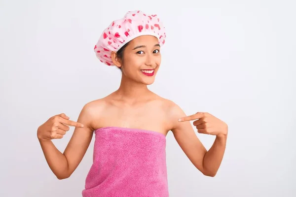 Jovem Chinesa Usando Toalha Banho Banho Touca Sobre Fundo Branco — Fotografia de Stock