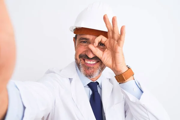 Middelbare Leeftijd Ingenieur Man Dragen Helm Maken Selfie Geïsoleerde Witte — Stockfoto