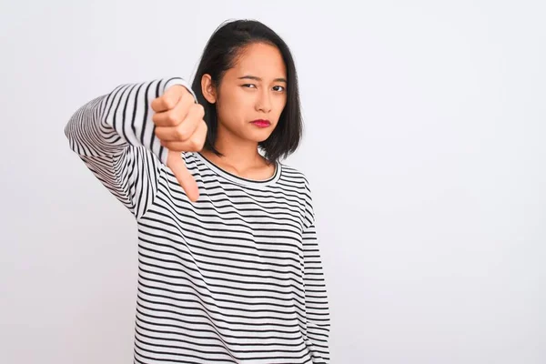 Jovem Chinesa Vestindo Camiseta Listrada Sobre Fundo Branco Isolado Olhando — Fotografia de Stock