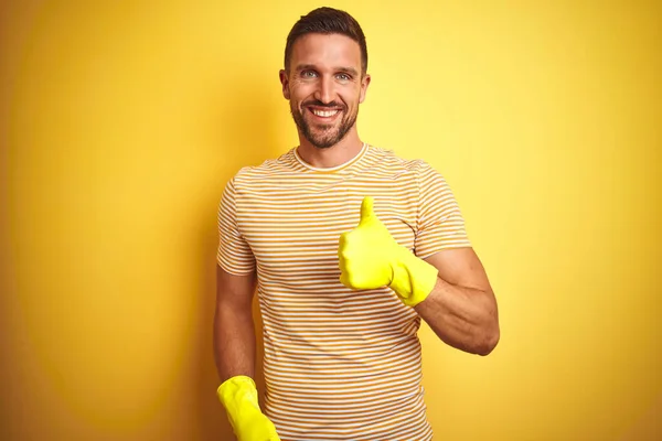 Joven Hombre Guapo Con Guantes Limpieza Para Las Tareas Domésticas — Foto de Stock