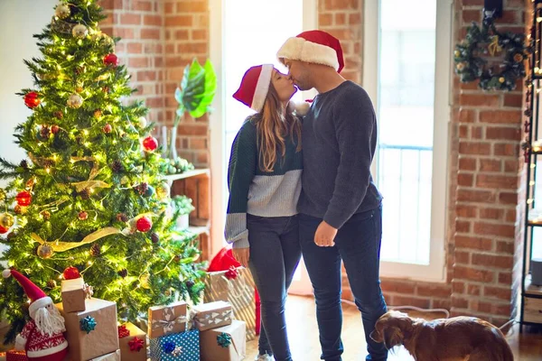 Jeune Beau Couple Souriant Heureux Confiant Portant Chapeau Père Noël — Photo