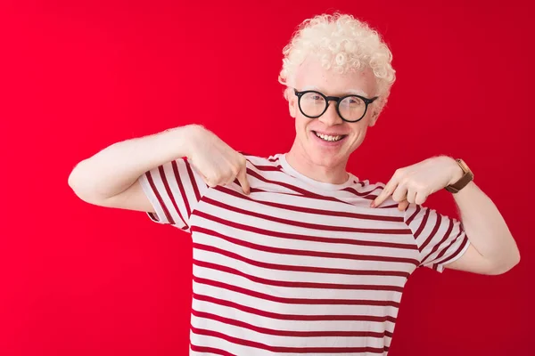 Genç Albino Sarışın Adam Çizgili Tişört Gözlük Takıyor Zole Edilmiş — Stok fotoğraf