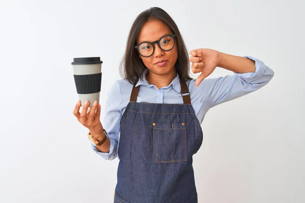 Joven Barista China Con Gafas Que Sostienen Café Sobre Fondo —  Fotos de Stock