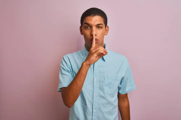 Junger Gutaussehender Arabischer Mann Blauem Hemd Der Vor Isoliertem Rosa — Stockfoto