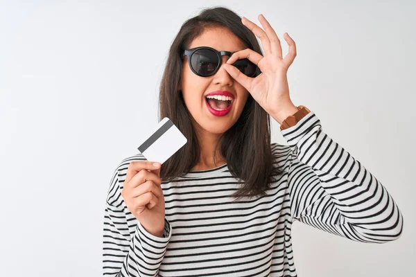고립된 카드를 선글라스를 착용한 여성은 손가락을 사인을하고 행복한 미소와 — 스톡 사진
