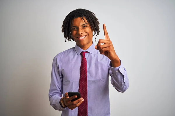 Afro Amerikansk Affärsman Med Dreadlocks Med Smartphone Över Isolerad Vit — Stockfoto