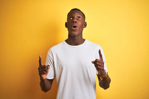 Jovem Afro Americano Vestindo Camiseta Branca Sobre Fundo Amarelo Isolado — Fotografia de Stock