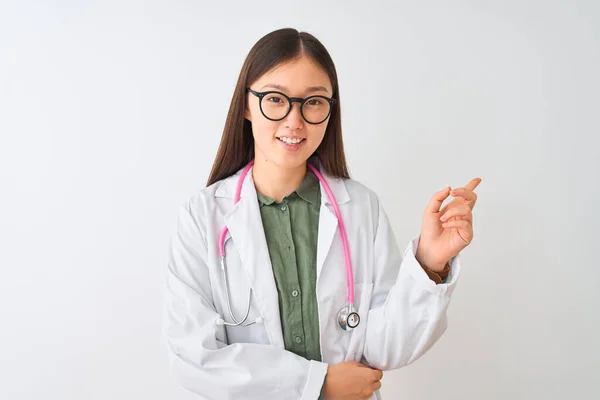 Mladý Čínský Lékař Žena Nosí Brýle Stetoskop Přes Izolované Bílé — Stock fotografie