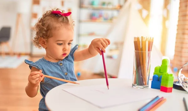 Bela Criança Caucasiana Brincando Com Brinquedos Sala Jogos Colorida Desenho — Fotografia de Stock