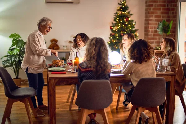 Hermoso Grupo Mujeres Sonriendo Felices Confiadas Tallar Pavo Asado Celebrando — Foto de Stock