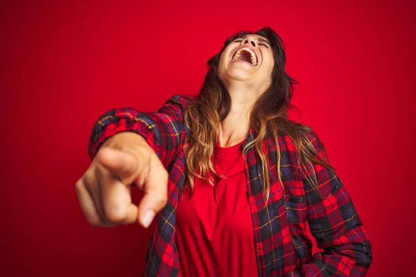 Junge Schöne Frau Lässiger Jacke Die Über Rotem Isoliertem Hintergrund — Stockfoto