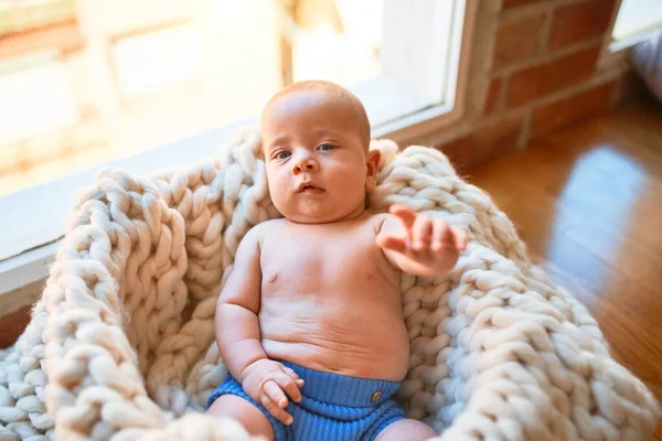 Schattige Baby Liggend Vloer Deken Thuis Pasgeboren Ontspannen Rusten Comfortabel — Stockfoto