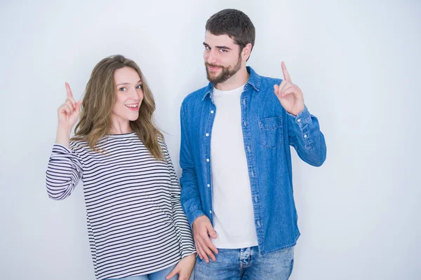 Jovem Belo Casal Juntos Sobre Fundo Isolado Branco Apontando Dedo — Fotografia de Stock