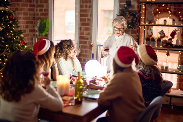 Schöne Gruppe Von Frauen Die Glücklich Und Zuversichtlich Lächeln Einer — Stockfoto