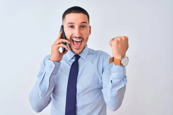 Joven Hombre Negocios Guapo Llamando Usando Teléfono Inteligente Sobre Fondo — Foto de Stock