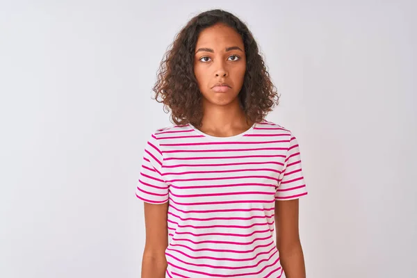 年轻的巴西女人穿着粉色条纹T恤 站在孤立的白色背景之上 忧心忡忡 愤怒地哭泣和害怕 悲伤的表情 — 图库照片