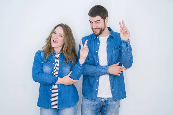 Jovem Belo Casal Juntos Sobre Fundo Isolado Branco Sorrindo Com — Fotografia de Stock