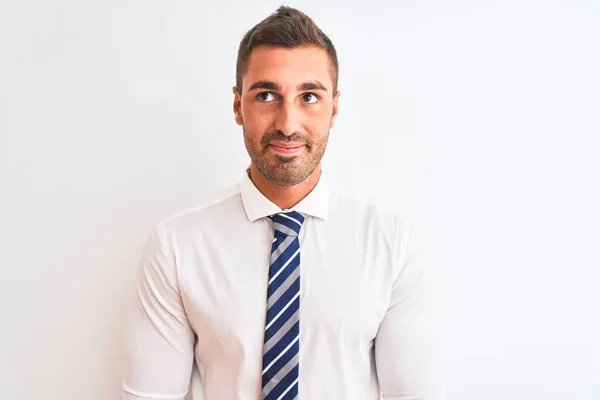 Joven Hombre Negocios Elegante Guapo Sobre Fondo Aislado Sonriendo Mirando —  Fotos de Stock