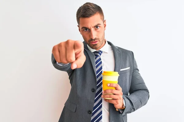 Joven Hombre Negocios Guapo Beber Tomar Tomar Café Sobre Fondo — Foto de Stock