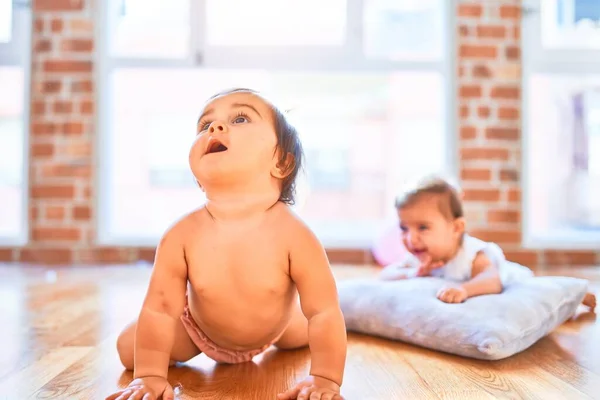 Meninas Felizes Bebê Bonita Brincando Juntos Casa Jardim Infância Sentado — Fotografia de Stock