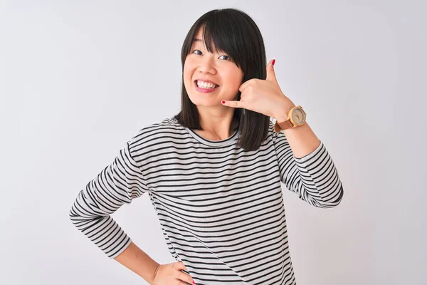 Joven Hermosa Mujer China Vistiendo Camiseta Rayas Negras Sobre Fondo — Foto de Stock