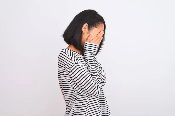 Jonge Chinese Vrouw Draagt Gestreept Shirt Dat Een Geïsoleerde Witte — Stockfoto