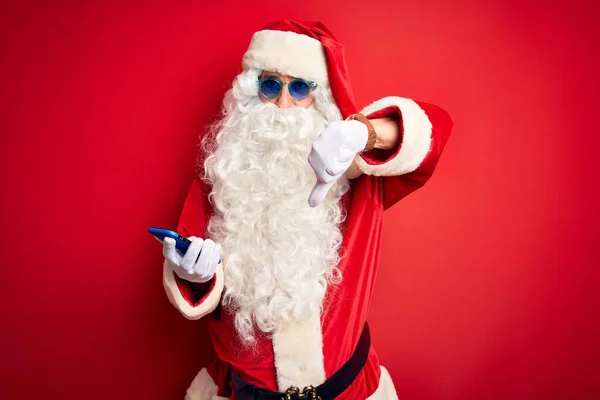 Старший Чоловік Одягнений Костюм Санта Клауса Використанням Смартфона Над Ізольованим — стокове фото