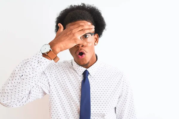 Genç Afro Amerikalı Adamı Kravat Gözlük Takıyor Izole Edilmiş Beyaz — Stok fotoğraf