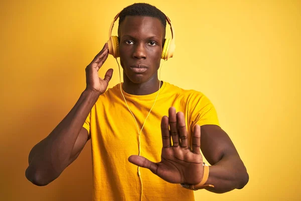Afrikai Amerikai Férfi Zenét Hallgatni Fülhallgató Segítségével Elszigetelt Sárga Háttér — Stock Fotó