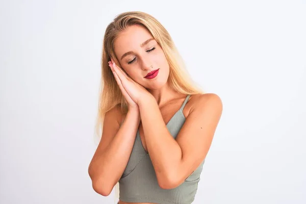 Ung Vacker Kvinna Bär Casual Grön Shirt Stående Över Isolerad — Stockfoto