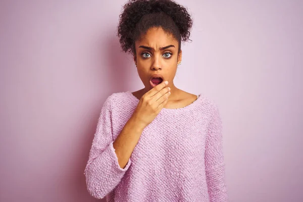 Młoda Afroamerykanka Ubrana Zimowy Sweter Stojąca Nad Odizolowanym Różowym Tłem — Zdjęcie stockowe
