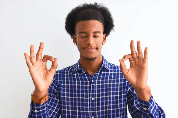Ung Afrikansk Amerikansk Man Bär Casual Skjorta Står Över Isolerade — Stockfoto