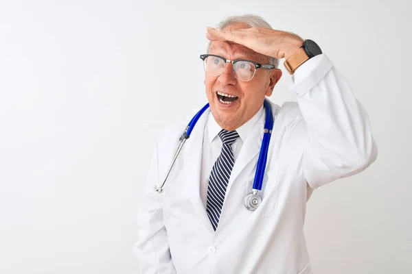 Starszy Siwowłosy Lekarz Noszący Stetoskop Stojący Nad Odizolowanym Białym Tłem — Zdjęcie stockowe