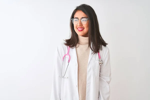 Médico Chinês Mulher Vestindo Casaco Estetoscópio Rosa Sobre Fundo Branco — Fotografia de Stock