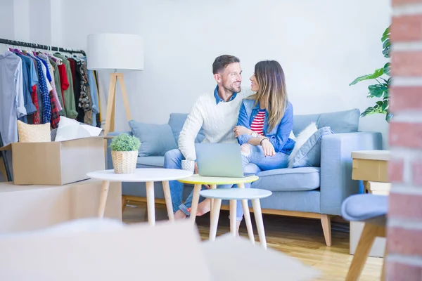 Junges Schönes Paar Sitzt Auf Dem Sofa Und Trinkt Tasse — Stockfoto