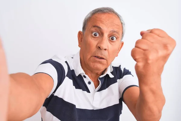 Starší Šedovlasý Muž Pruhovaným Pólem Dělá Selfie Přes Izolované Bílé — Stock fotografie