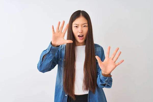 Jonge Chinese Vrouw Draagt Denim Shirt Staan Geïsoleerde Witte Achtergrond — Stockfoto