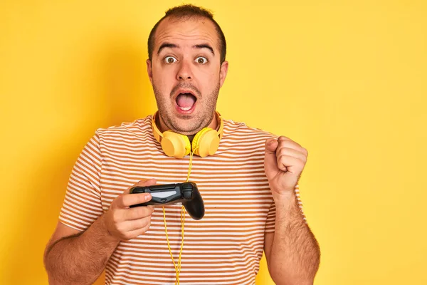 Jovem Jogador Homem Jogando Videogame Usando Fones Ouvido Sobre Fundo — Fotografia de Stock