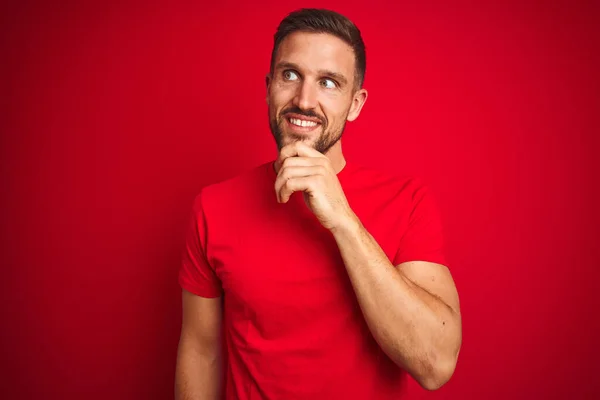 Homem Bonito Jovem Vestindo Shirt Casual Sobre Fundo Isolado Vermelho — Fotografia de Stock