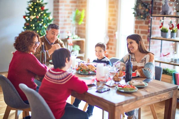 美丽的家庭面带微笑 快乐而自信 在家里吃烤火鸡庆祝圣诞节 — 图库照片