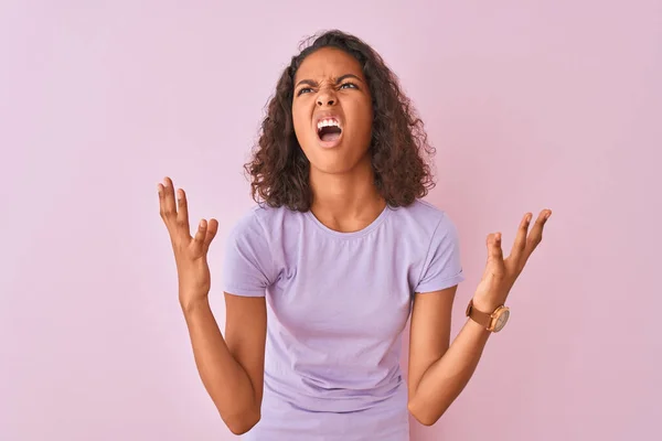 Jonge Braziliaanse Vrouw Draagt Shirt Staande Geïsoleerde Roze Achtergrond Gek — Stockfoto